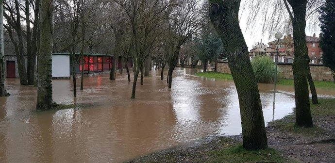 Desbordamiento de un cauce urbano.