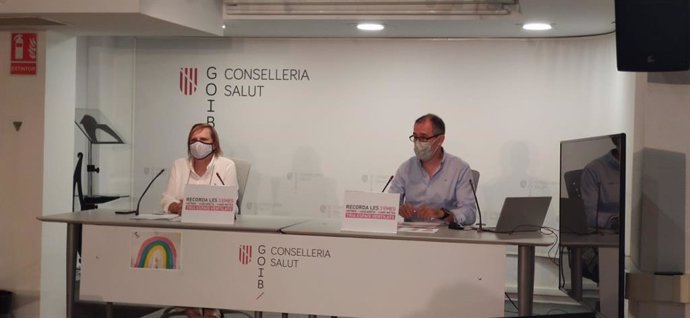 La directora asistencial del IbSalut, Eugnia Carandell, y el portavoz del comité autonómico de enfermedades infecciosas, Javier Arranz, en rueda de prensa.