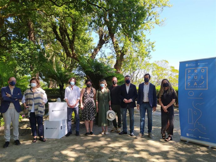 Presentación del programa 'Propulsa Danza + Paisaxe + Patrimonio' en el mirador de la catedral, en la Alameda de Santiago de Compostela, este viernes.