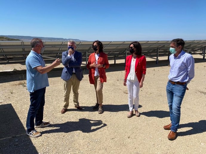 La consejera Gómez, el consejero Olona, y el director de Agricultura y Ganadería del Gobierno de Navarra, Ignacio Gil, reciben explicaciones sobre el parque fotovoltaico