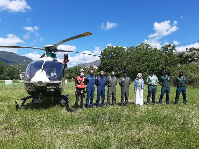 Foto de familia de las autoridades en la presentacion del balance invernal de las actuaciones llevadas a cabo por los Grupos de Rescate e Intervención en Montaña de la Guardia Civil de la Comandancia de Huesca.