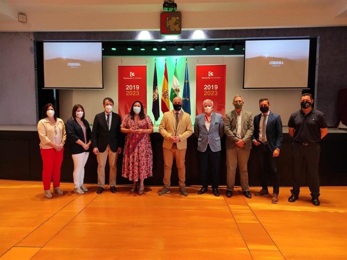 El presidente de la Diputación de Córdoba, Antonio Ruiz (centro), y la presidenta de Iprodeco, Dolores Amo (cuarta por la izda.), junto a los responsables de las DOP de la provincia.