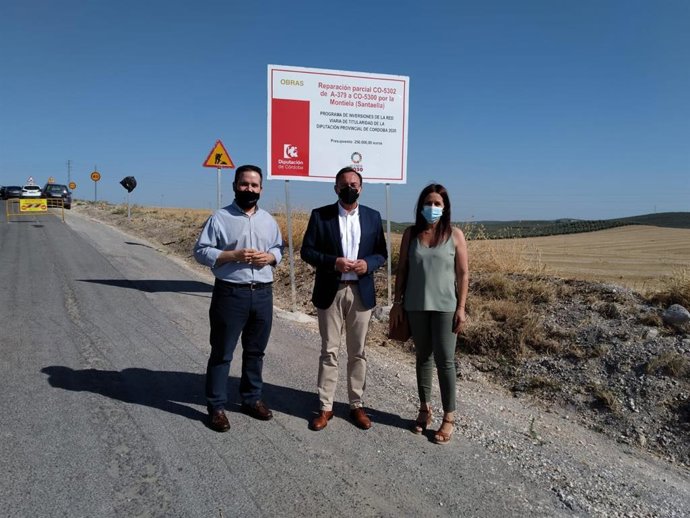 El delegado de Medio Natural y Carreteras de la Diputación de Córdoba, Francisco Palomares (centro), visita la obra de la CO-5302.