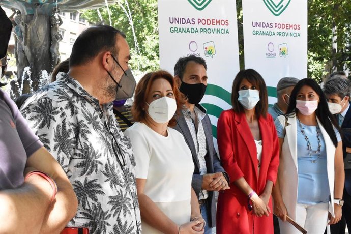 Los portavoces de Unidas Podemos por Andalucía, Toni Valero y Martina Velarde, atienden a los medios durante la presentación oficial de Unidas Podemos en Granada.