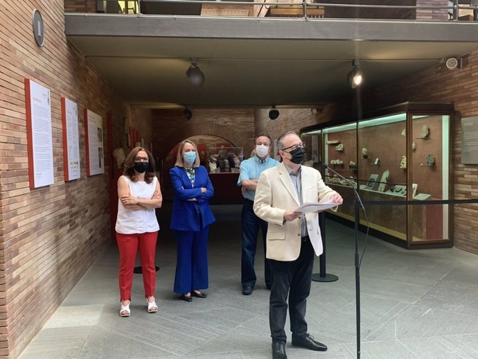 El director del Festival de Mérida, Jesús Cimarro, junto a otras autoridades en la inauguración de la exposición Imperium. Imágenes del poder en Roma