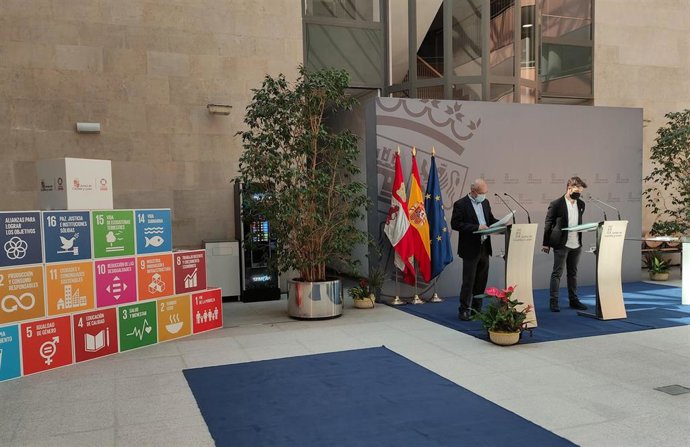 El vicepresidente y portavoz de la Junta, Francisco Igea, (i) junto al coordinador de Médicos del Mundo en Castilla y León, Pedro Campuzano.