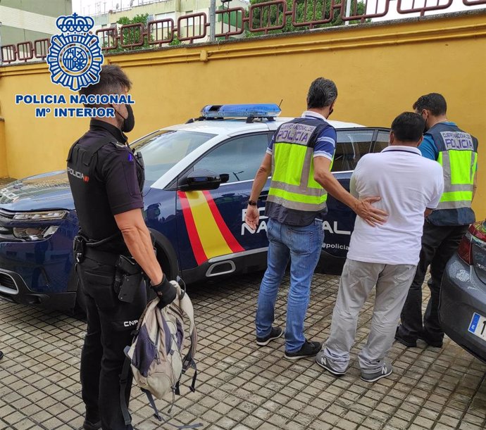 La Policía Nacional detiene a un prófugo de la justicia con una orden internacional de detención.