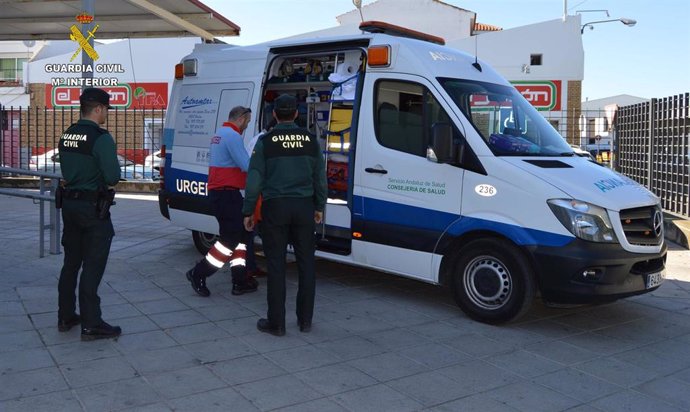 Archivo - Agentes de la Guardia Civil junto a una ambulancia en una imagen de archivo.