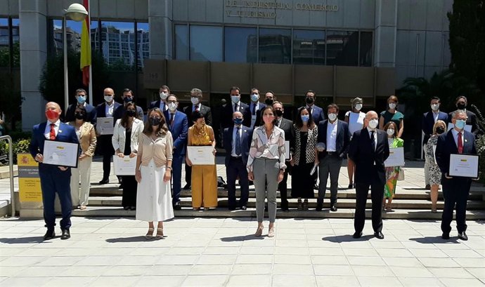 La ministra de Industria, Comercio y Turismo, Reyes Maroto, y la secretaria de Estado de Comercio, Xiana Méndez, junto a los premiados de los Premios Nacionales de Comercio Interior 2020
