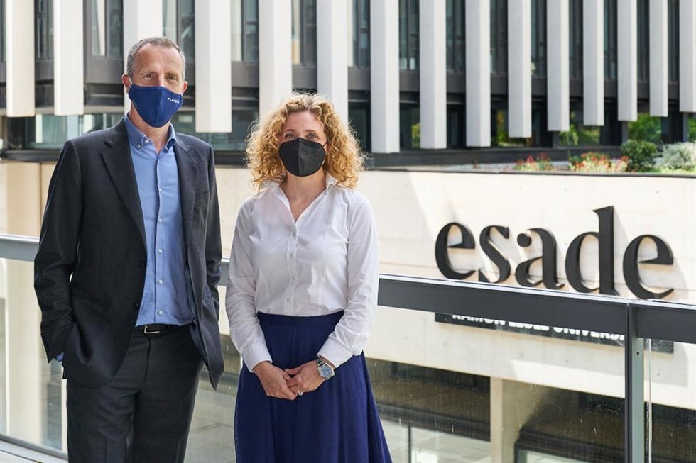 La directora de Institucional Development & Engagement de Esade, Olaya García, y el CFO de Fluidra, Xavier Tintoré.