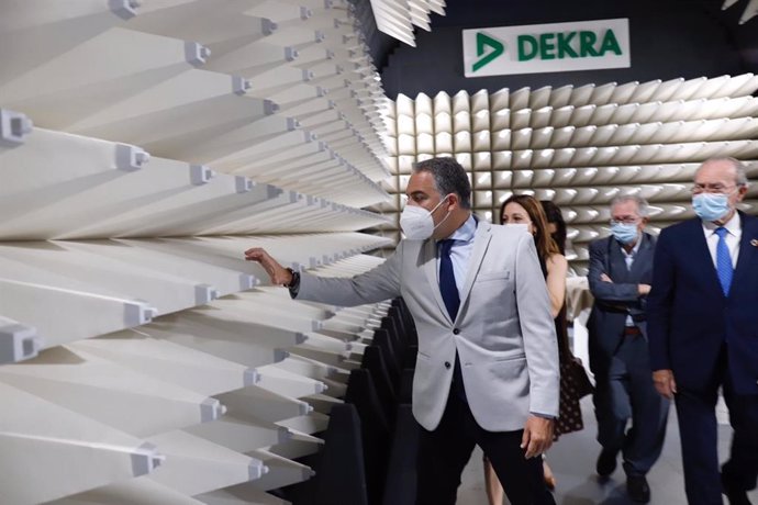 El consejero de la Presidencia, Administración Pública e Interior, Elías Bendodo, visita las instalaciones del grupo Dekra en Málaga Tech Park