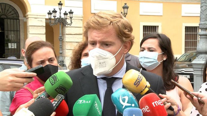 El alcalde en funciones de Badajoz, Ignacio Gragera, atiende a los medios en una foto de archivo