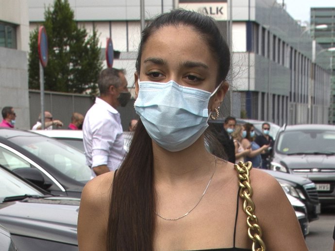 Julia Janeiro saliendo de los estudios de grabación de 'El Desafío'