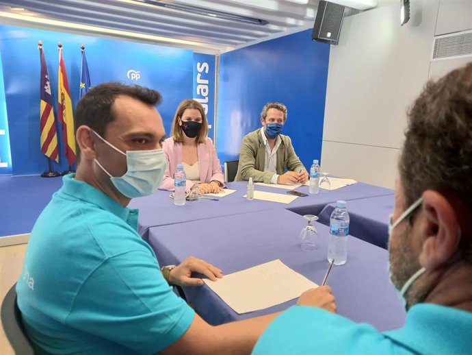 Prohens y De Olano, en la reunión con representantes de la plataforma 'Insularidad Digna'.