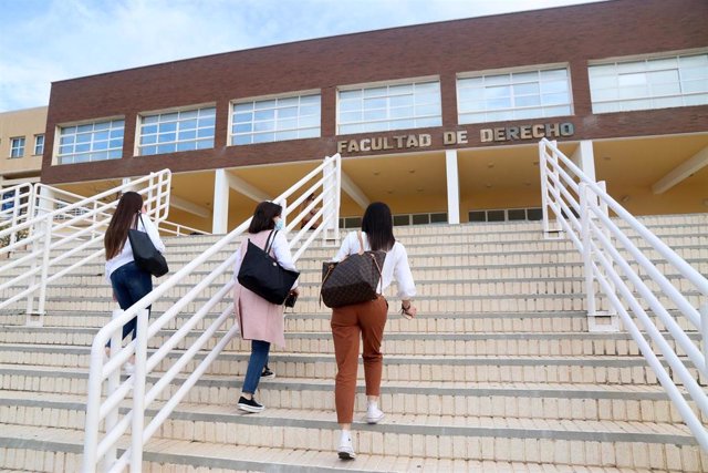 Archivo - Varios estudiantes de la Facultad de Derecho de la  Universidad de Málaga.