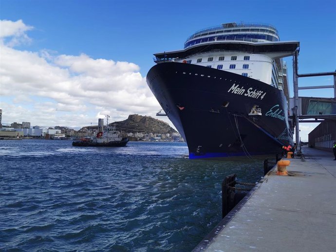El Puerto de Alicante inaugura la temporada de cruceros con el Mein Schiff 2