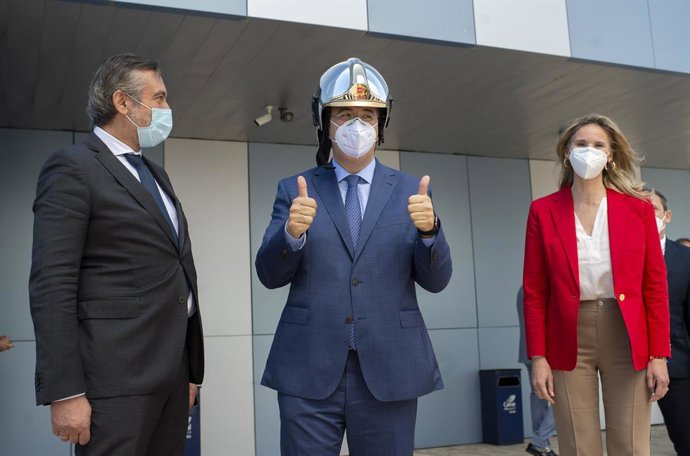 (I-D) El consejero de Presidencia, Justicia e Interior de la Comunidad de Madrid, Enrique López; el presidente del Comité Europeo de las Regiones, Apostolos Tzitzikostas; y la consejera de Medio Ambiente, Vivienda y Agricultura, Paloma Martín, durante s