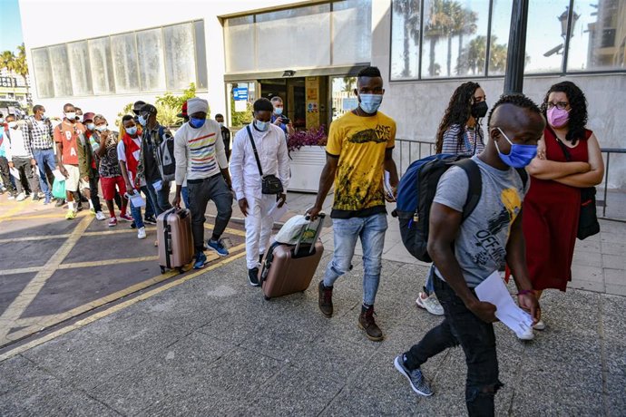 Varios inmigrantes subsaharianos hacen cola con maletas para viajar a la península, donde serán acogidos por diferentes ONGs, en el CETI de Ceuta, a 23 de junio de 2021, en Ceuta (España). Los 23 inmigrantes que viajan hoy a la península, proceden en su