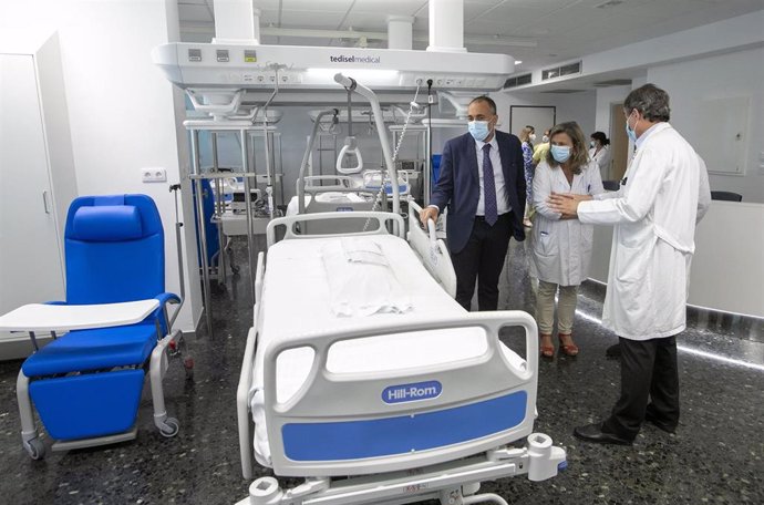 El conselleiro de Sanidade, Julio García Comesaña, acompañado por la gerente del área sanitaria de Santiago-Barbanza, Eloína Núñez Masid, visita la nueva unidad de ictus del Hospital Clínico.