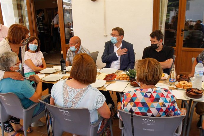 El presidente de la Generalitat, Ximo Puig, durante su visita a Vallibona (Castellón) y el encuentro mantenido con el alcalde y vecinos del municipio.
