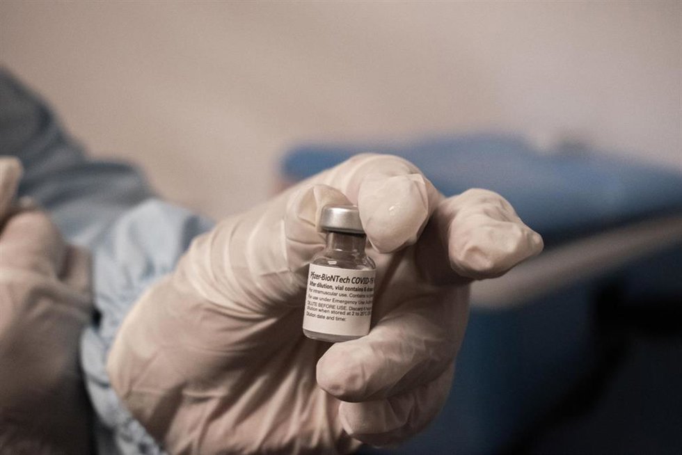 El vial de una vacuna de Pfizer. 