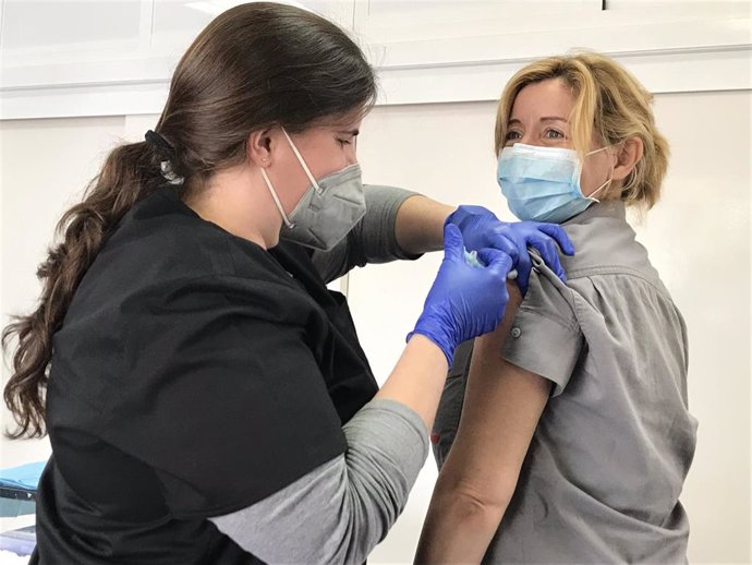 Trabajadora de Cepsa recibe la vacuna del coronavirus.