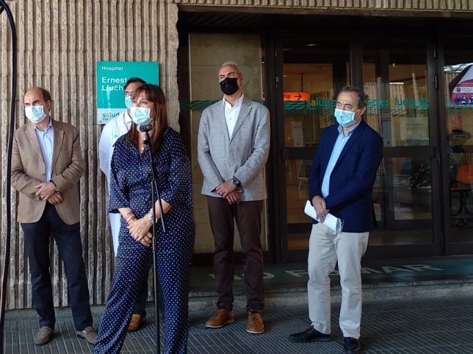 La consejera de Sanidad de Aragón, Sira Repollés, a las puertas del Hospital 'Ernest Lluch' de Calatayud (Zaragoza).