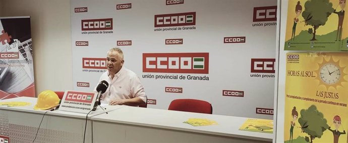 El secretario general de la federación del Hábitat de CCOO en Andalucía, José Miguel Sánchez, presenta en Granada la campaña para evitar los golpes de calor en las obras andaluzas.
