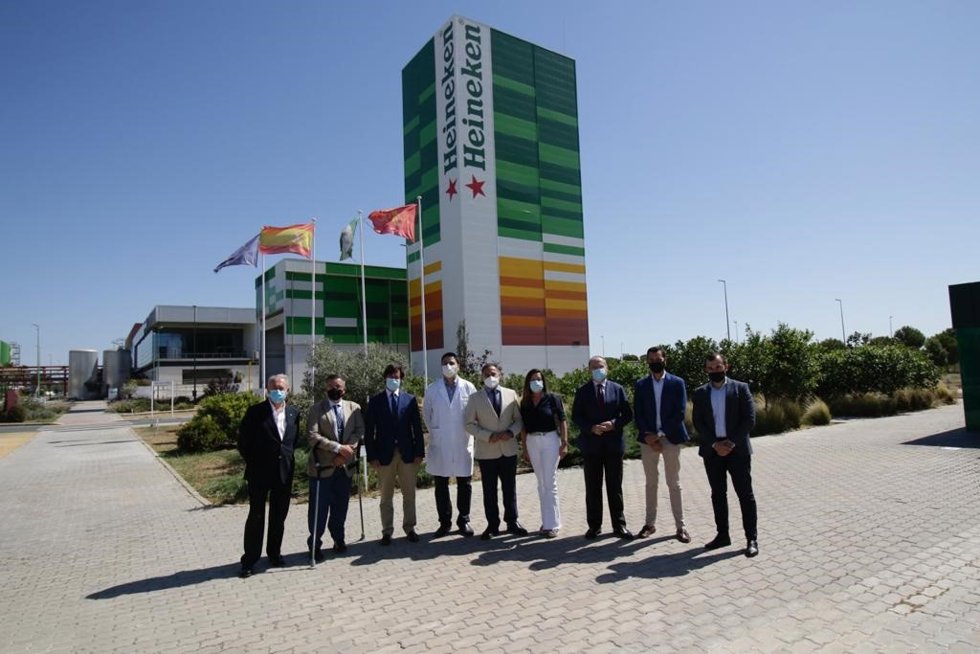 Foto de las autoridades durante las vacunaciones en la planta de Heineken