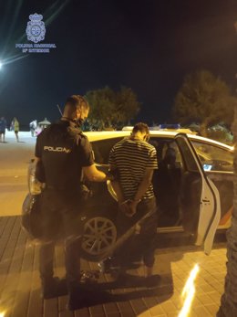 Un agente de la Policía con un detenido en Playa de Palma.
