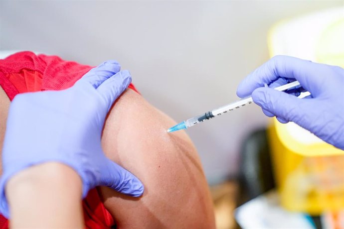Una persona recibe la primera dosis de la vacuna de Pfizer-BioNTech contra la Covid-19