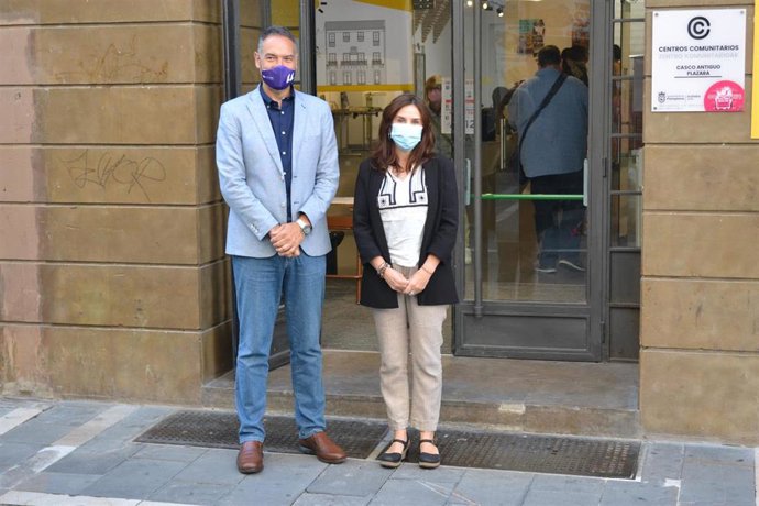 Virginia Eraso, directora del Servicio Karibu de Acogida y Acompañamiento y Vicente Zapata, director científico del proceso del Plan Navarro de Acogida a Personas Migrantes