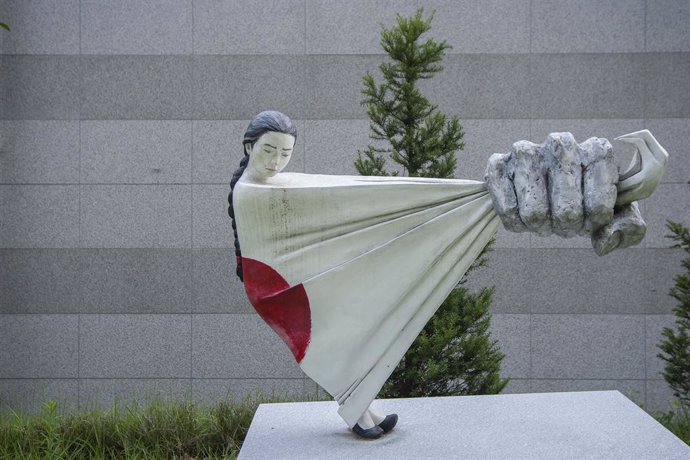 Archivo - 13 August 2019, South Korea, Gwangju: A Sculpture about WWII Japanese military comfort women at Memorial Park of the House of Sharing, one day ahead of the International Memorial Day for Comfort Women. House of sharing is shelter for victims o