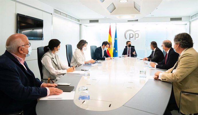 El líder del PP, Pablo Casado, se reúne con el equipo jurídico del PP para preparar el recurso del PP contra los indultos a los condenados por el 'procés'. En Madrid, a 25 de  junio de 2021.