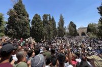 Miles de personas acuden al funeral del activista palestino Nizar Banat y piden la salida del poder de Abbas