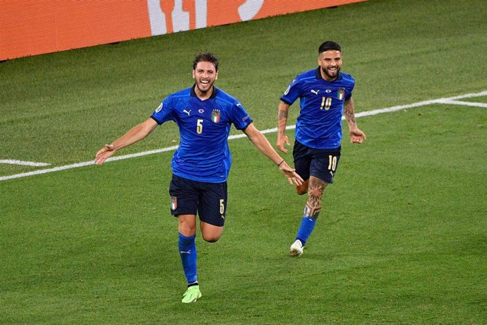 Manuel Locatelli celebra su primer gol ante Suiza en el Olímpico de Roma