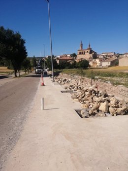 El Ayuntamiento de Fuendetodos habilita una zona de paseo en los accesos al municipio.