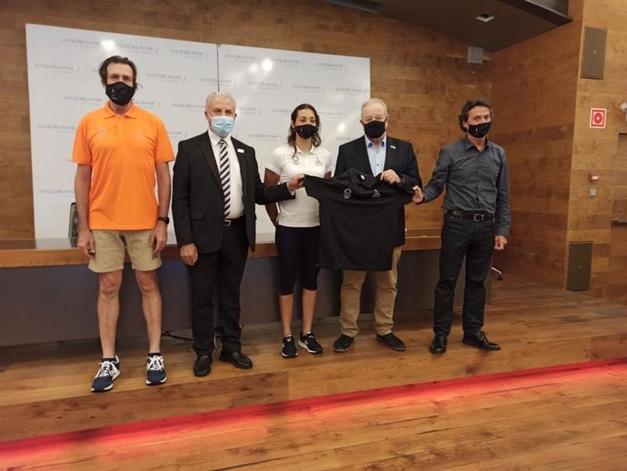 Joan Ramon Moya, Josep M. Cabanes, Mnica Dria, Jaume Martí i Jordi Orteu presenten l'equipament que lluir la delegació andorrana en els Jocs Olímpics de Tquio 2021