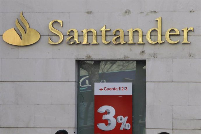 Archivo - Sucursal del banco Santander