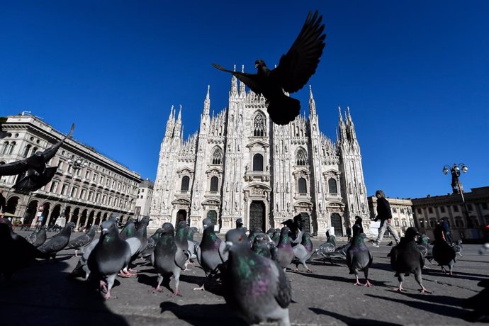 Archivo - 15 March 2021, Italy, Milan: Pigeons gather at the almost deserted Duomo square, on the first day of the newly reimposed restrictions to curb the spreading of coronavirus. Photo: Claudio Furlan/LaPresse via ZUMA Press/dpa