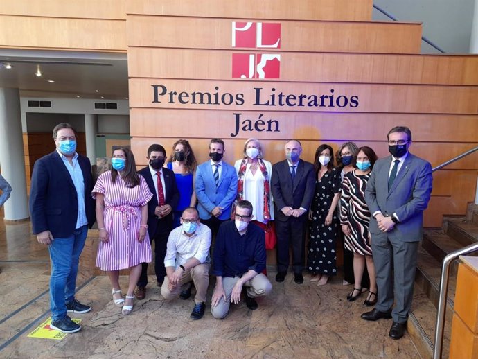 Foto de familia de la entrega de los Premios Literarios Jaén