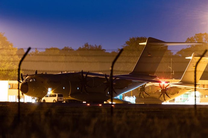 25 June 2021, Lower Saxony, Wunfstorf: A military transport aircraft, an Airbus A400 M of the German Air Force, stands at the Wunstorf air base in Lower Saxony before taking off for Mali. A suicide bomber has attacked a patrol of German UN soldiers in t