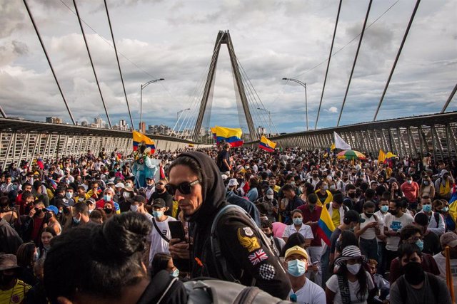Archivo - Manifestantes bloquean el viaducto de Pereira donde el manifestante Lucas Villa Vásquez resultó gravemente herido.