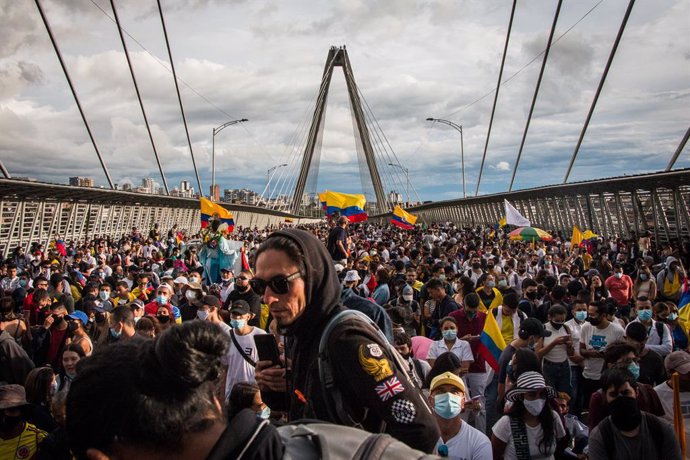 Archivo - 11 May 2021, Colombia, Pereira: Protesters block the Pereira viaduct where demonstrator Lucas Villa Vasquez was seriously injured last week during a protest against the government. The 37-year-old yoga teacher was reportedly hit by eight bulle