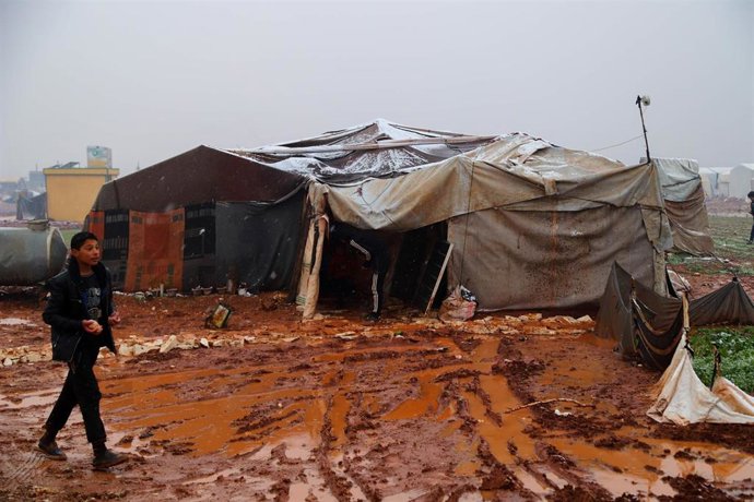 Archivo - Desplazados cerca de la localidad siria de Al Dana