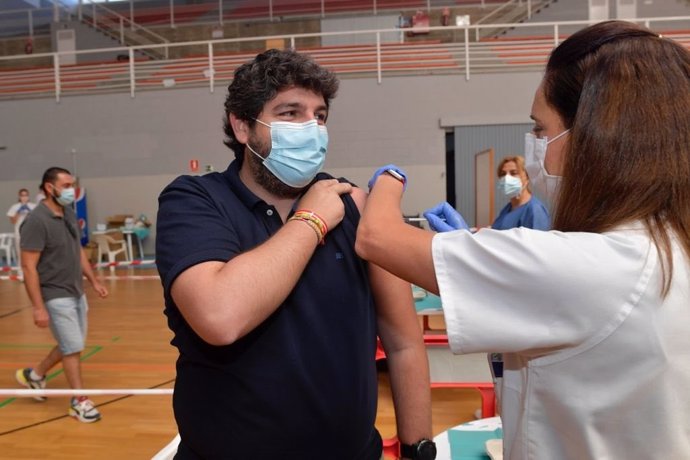 El presidente López Miras recibe la primera dosis de la vacuna en Lorca