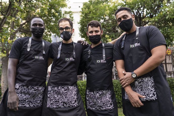 Cocineros del programa 'Acoge un Plato' de Casa Árabe en Madrid