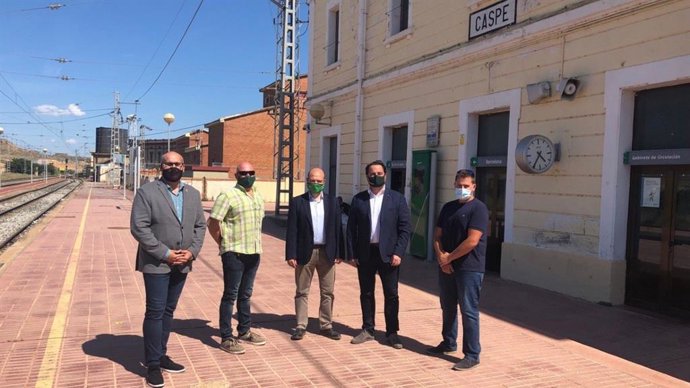 Representantes institucionales de VOX en la estación de Caspe (Zaragoza).