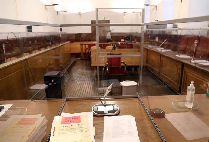 Archivo - Imagen de la sala de la Audiencia de Granada con medidas de seguridad por la COVID-19 