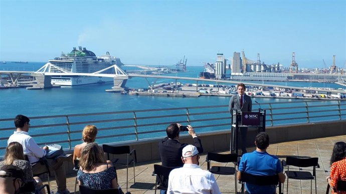 El director de MSC Cruceros en España, Fernando Pacheco, frente al primer crucero que llega a Barcelona desde el inicio de la pandemia